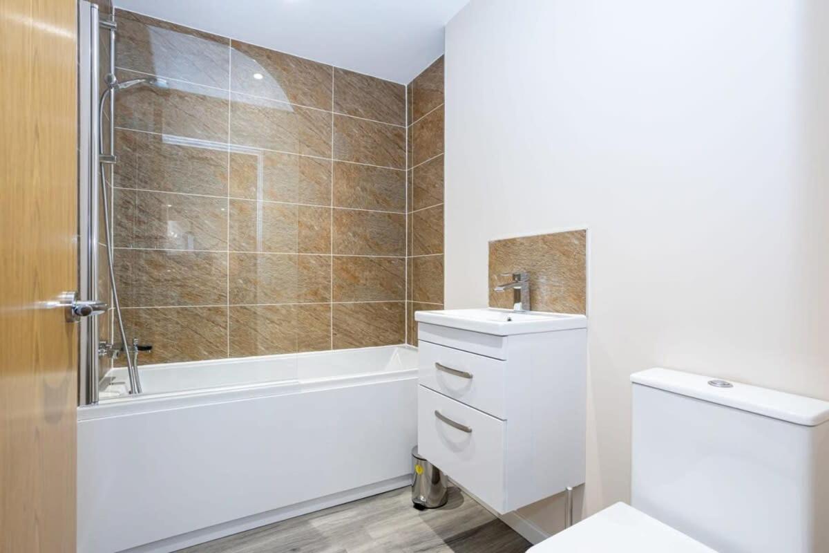 Lovely 1 Bedroom Apartment In Манчестър Екстериор снимка