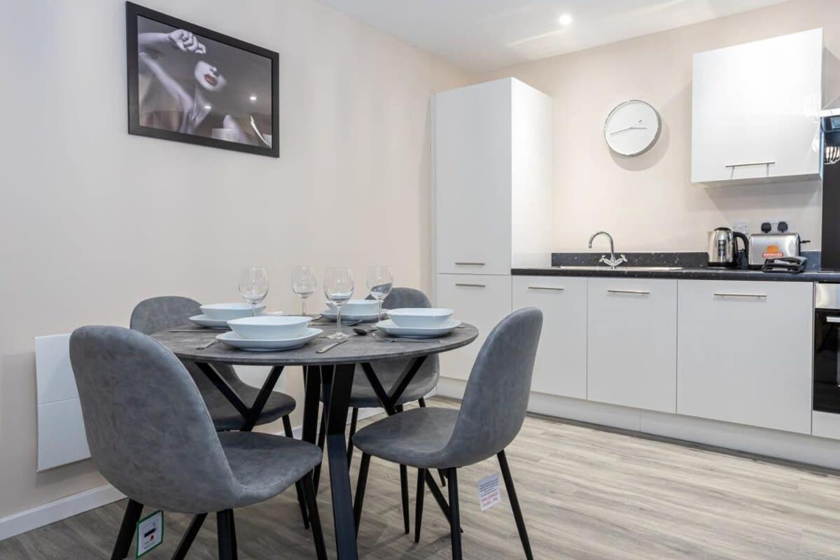 Lovely 1 Bedroom Apartment In Манчестър Екстериор снимка